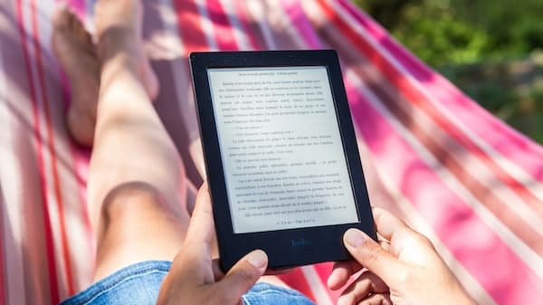 kindleを読んでいる写真