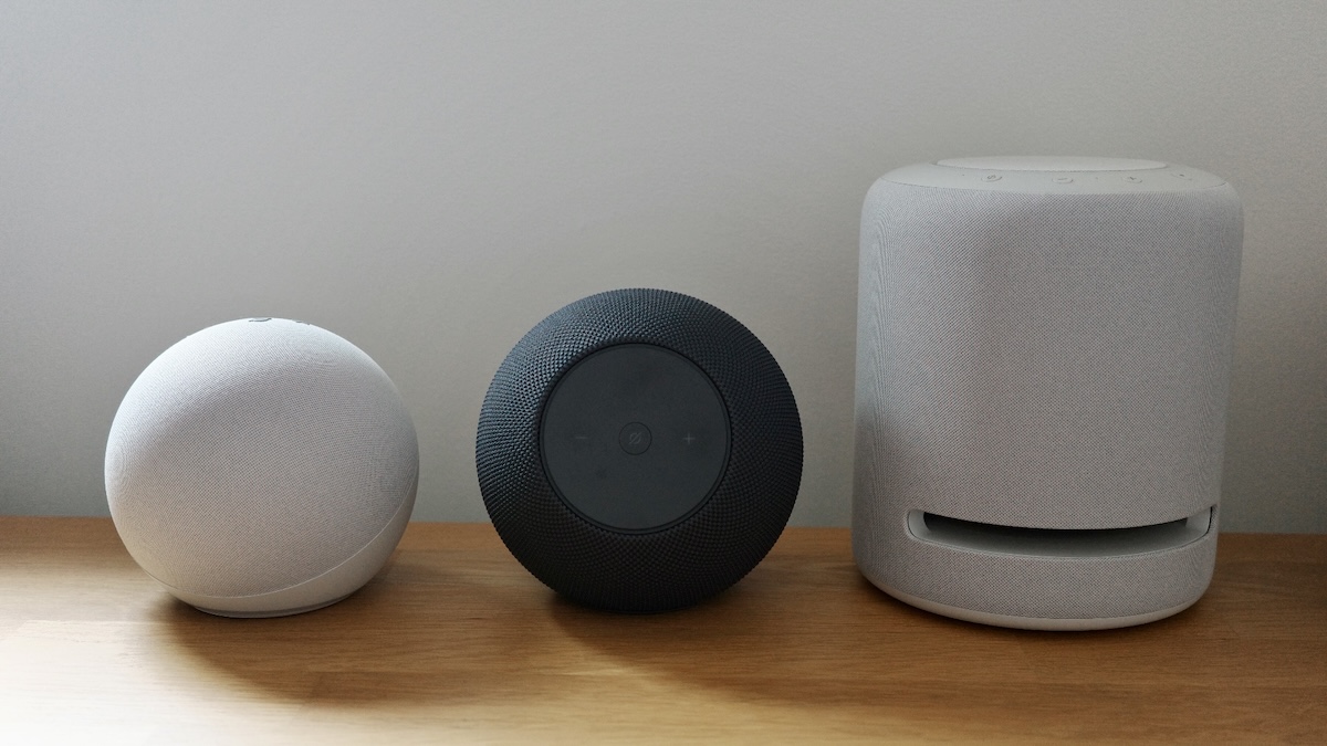 Echo 第4世代と新型Echo Studio、旧型Echo Studio3枚を並べた写真