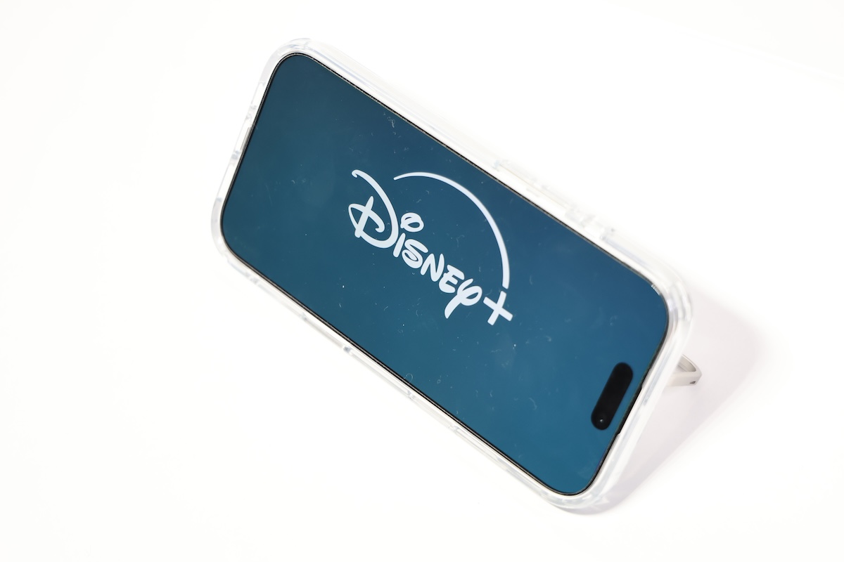 iPhone17用ESRスタンドケースでディズニープラスを見ている