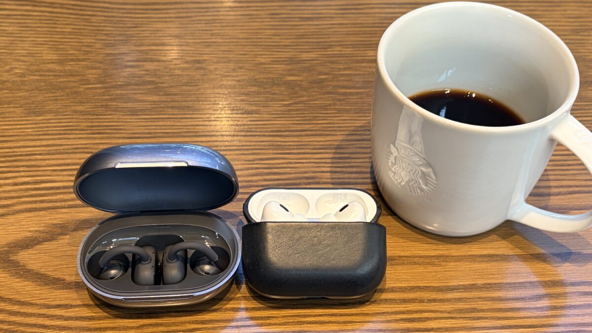 カフェでのイヤーカフイヤホンとノイキャンイヤホンの写真