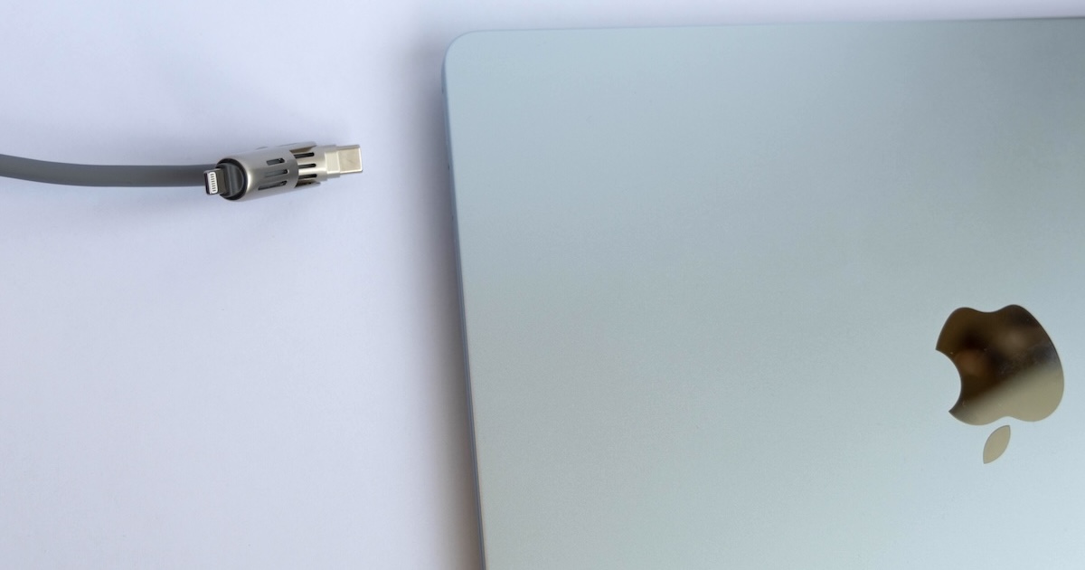 LISEN 4in1マルチ充電ケーブルをmacに接続するところ
