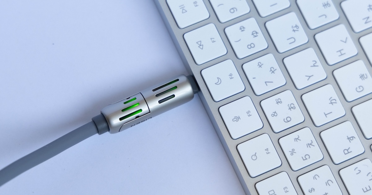 LISEN 4in1マルチ充電ケーブル光っているところ