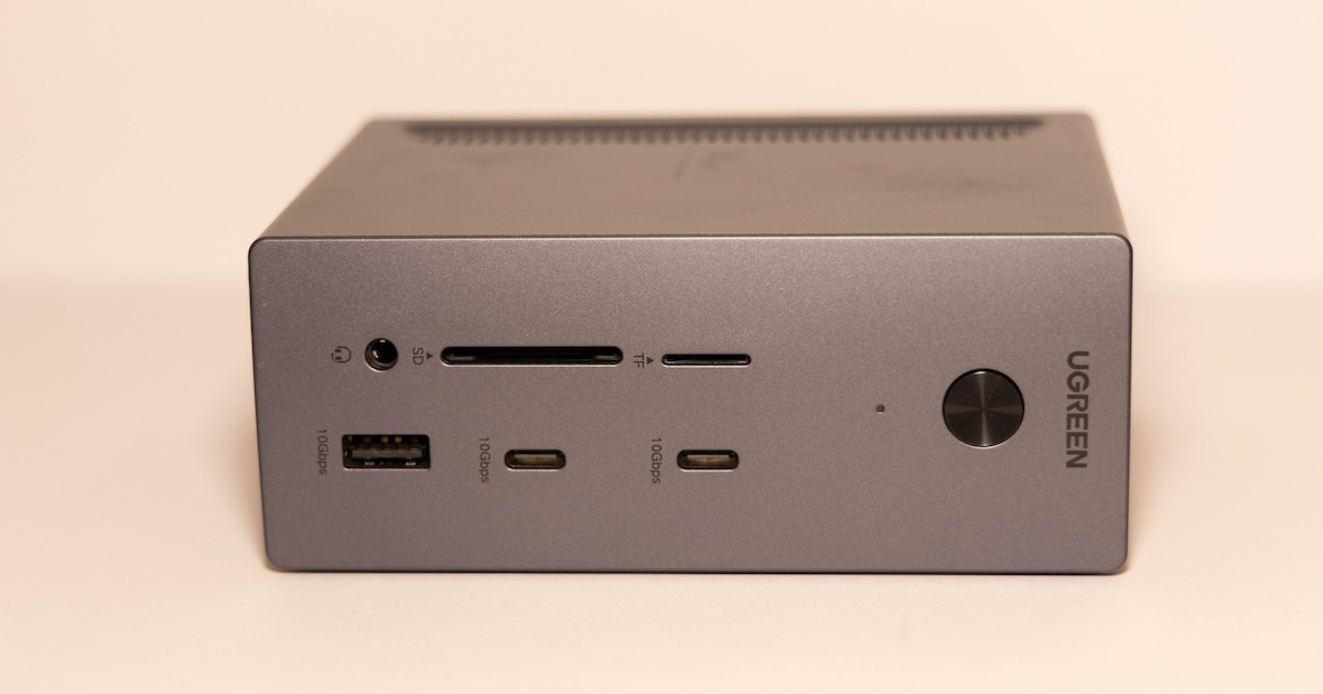 UGREENドッキングステーション横置き前面