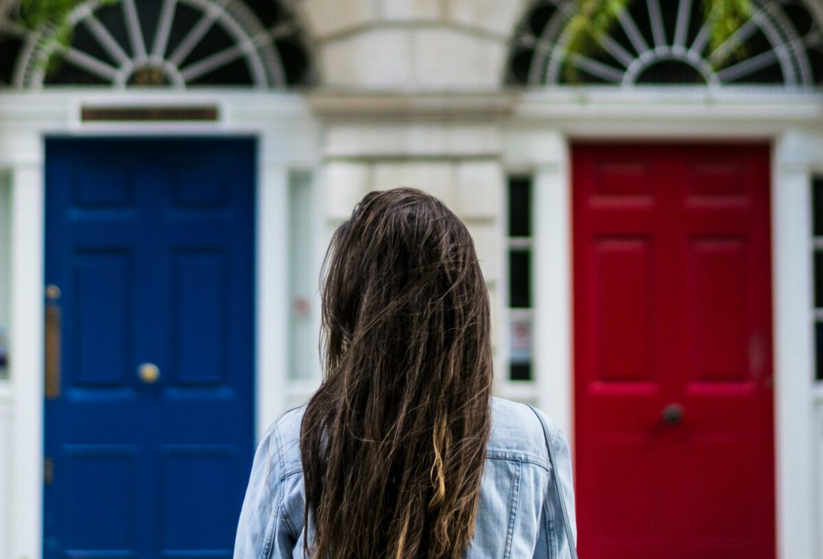 2つのドアの前で佇む少女