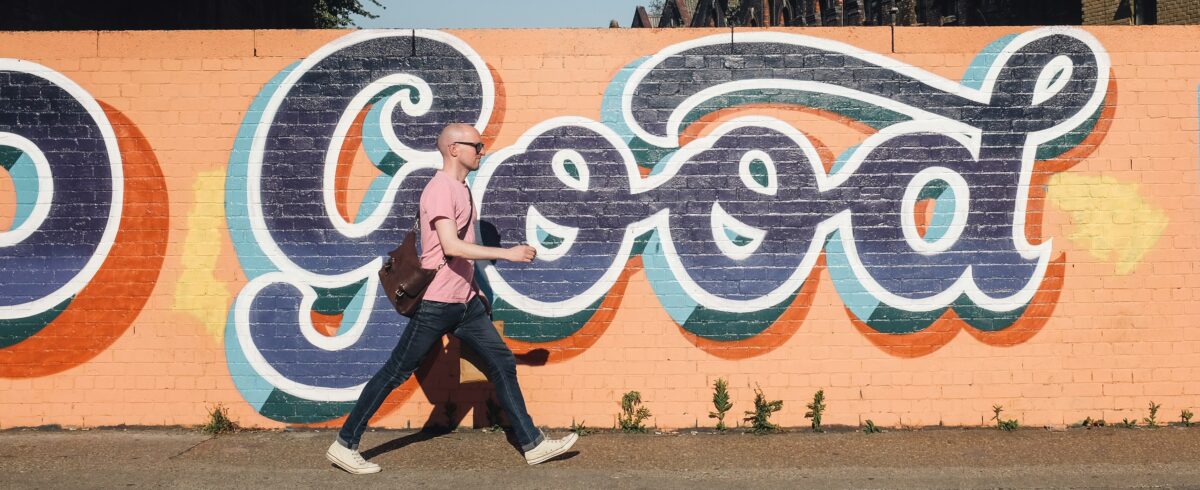 goodと書かれた壁のアート