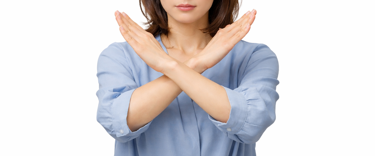 女性が手を交差している