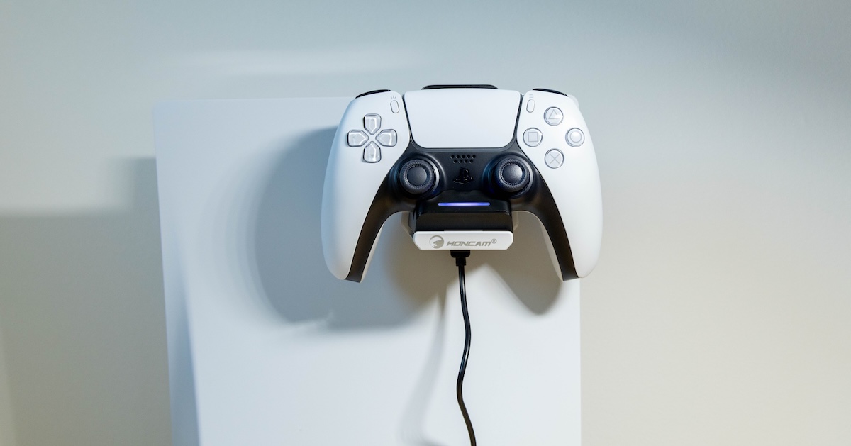 PS5スタンド充電器にコントローラーを充電しているところ