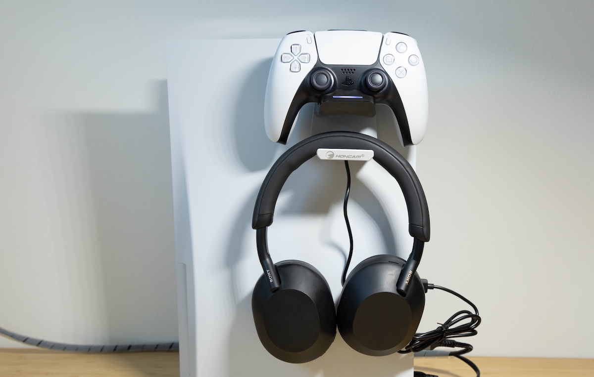 PS5スタンド充電器にヘッドホンもかけているところ