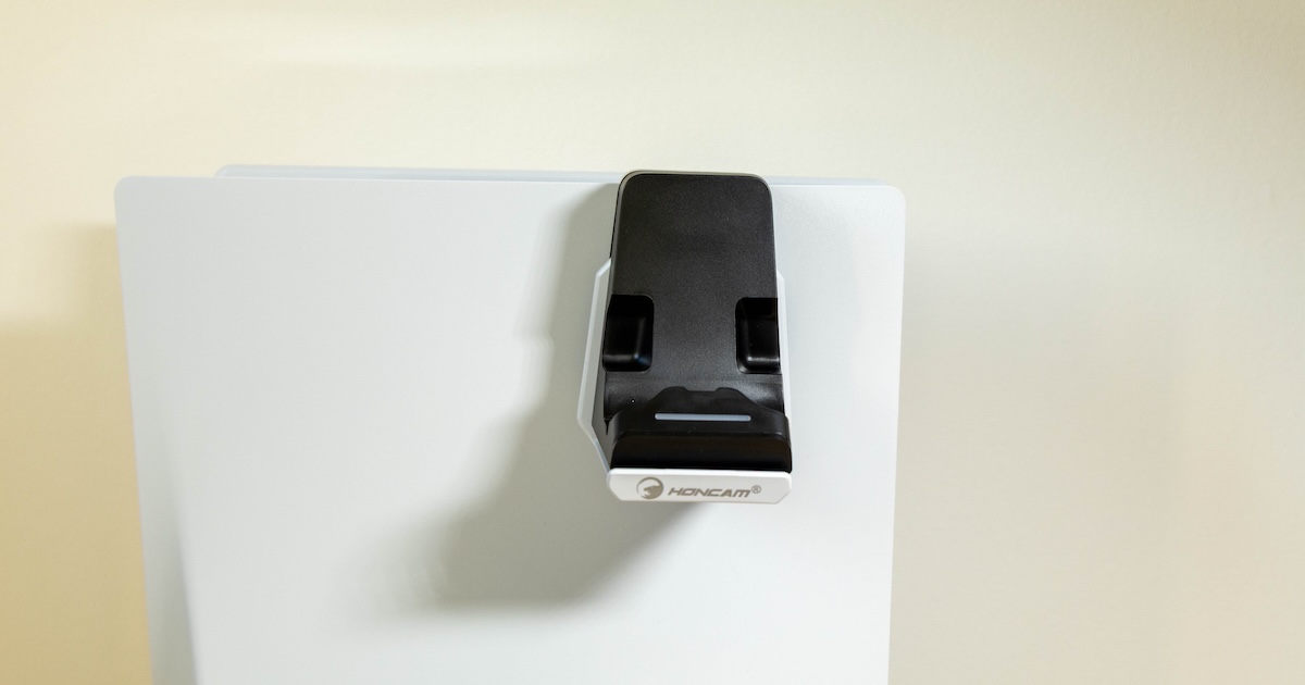 PS5スタンド充電器をかけている所