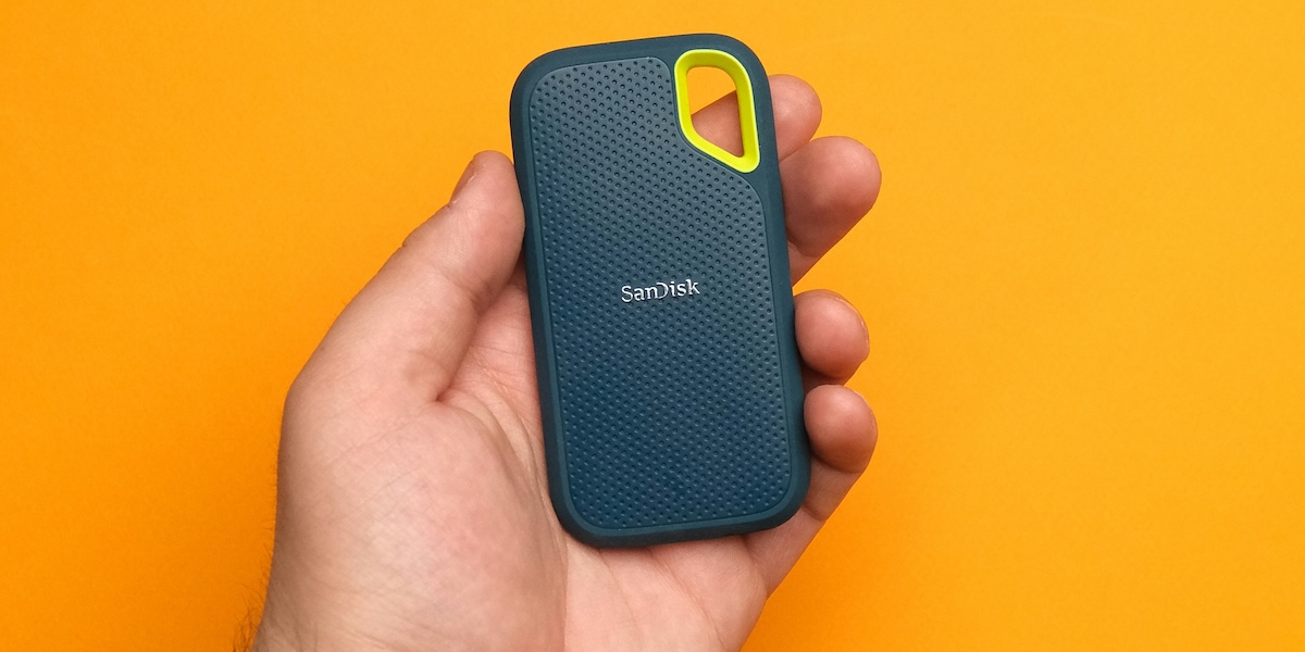 SSDを手に持っている