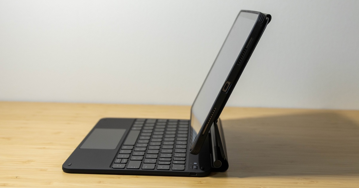 ipadproキーボードケース装着して横から見た図