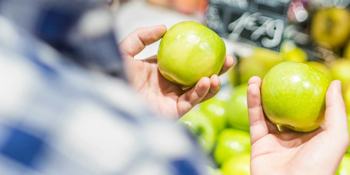 りんごを2つ持って比較している