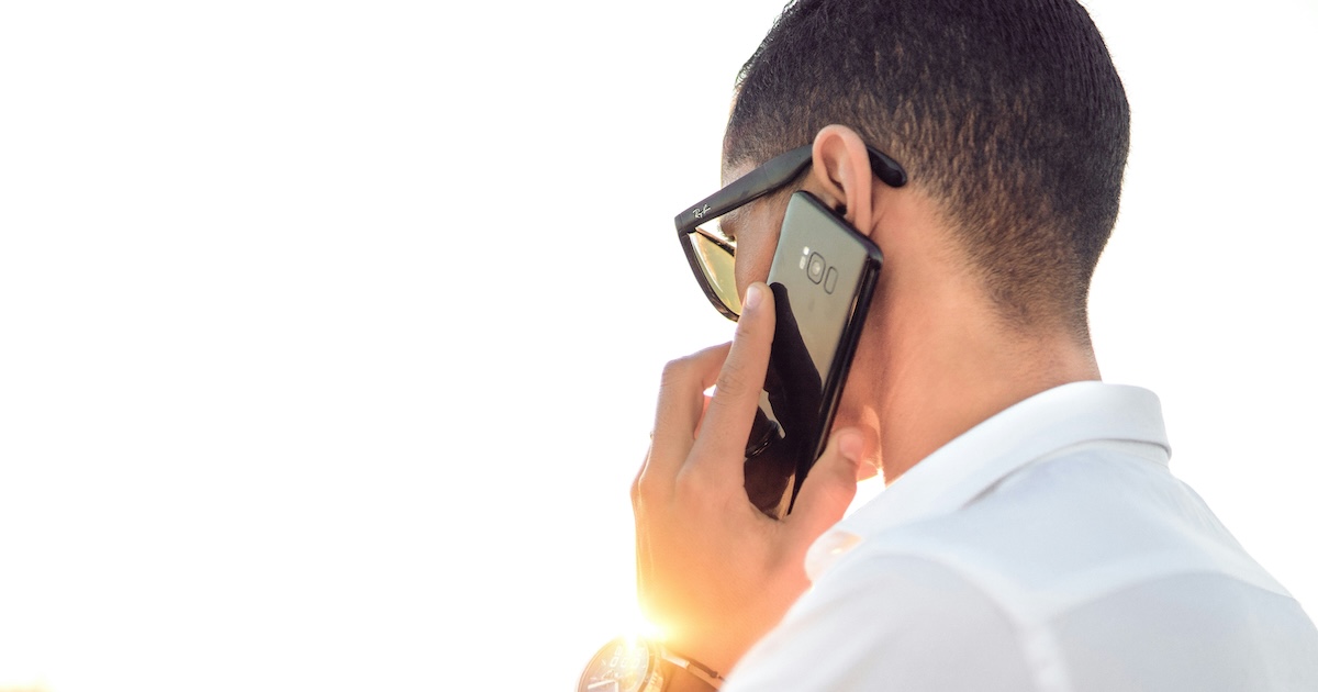 男性が通話している