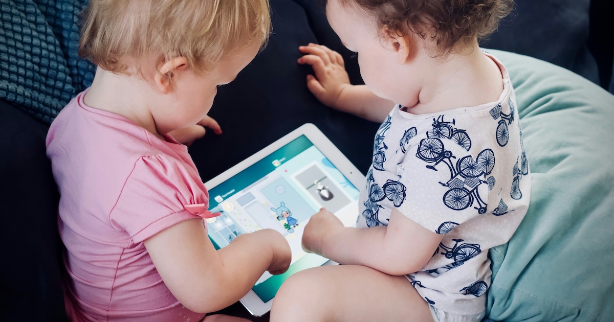 子供がタブレットで遊んでいる