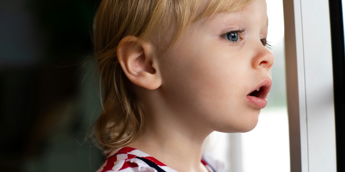 子供が外を眺めている