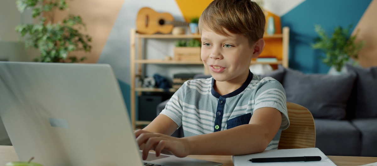 子供がパソコンを使っている