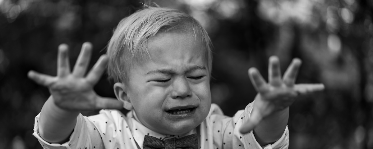 子供が失敗して泣いている